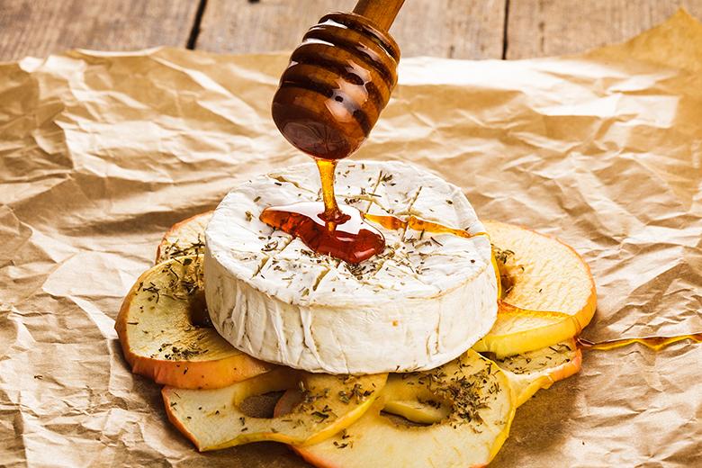 Gebackener Camembert mit Äpfeln und Yacon-Sirup