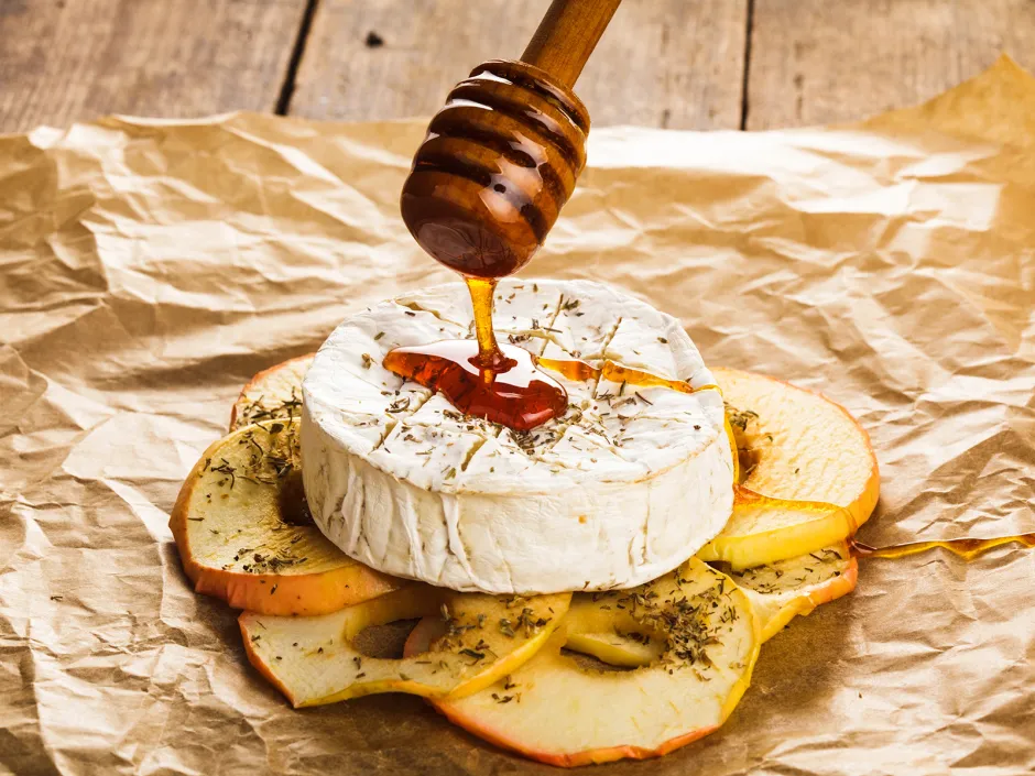 Gebackener Camembert mit &Auml;pfeln und Yacon-Sirup