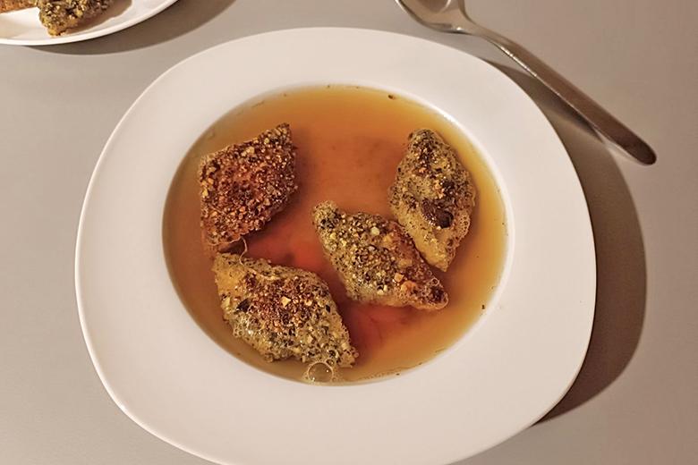 Panierte Semmelschöberl in klarer Suppe