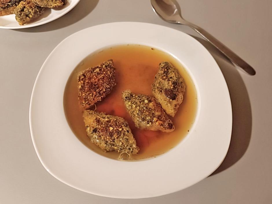 Panierte Semmelschöberl in klarer Suppe