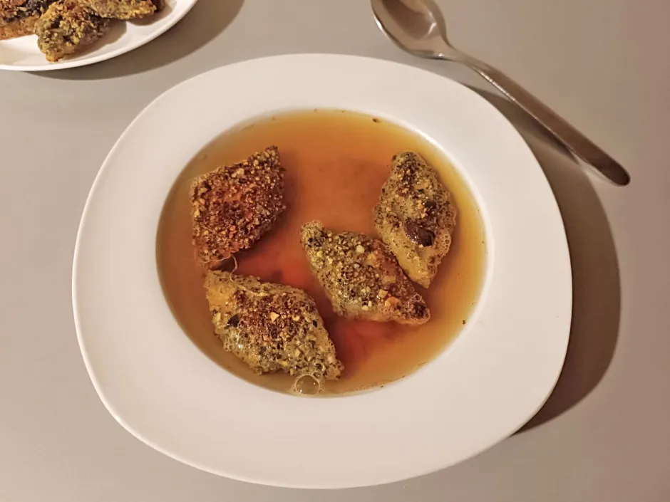 Panierte Semmelschöberl in klarer Suppe
