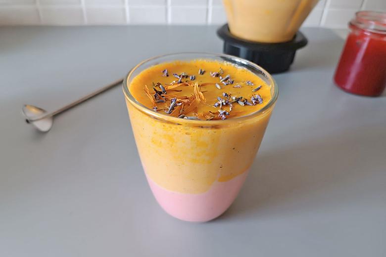 Zweifärbiger Smoothie mit Blüten