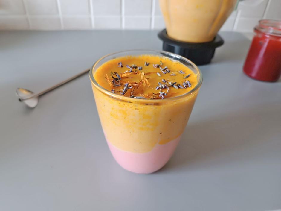 Zweifärbiger Smoothie mit Blüten