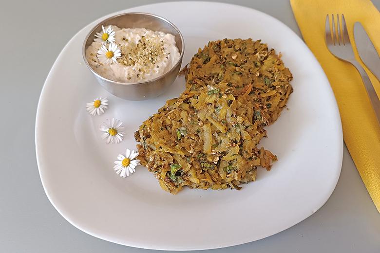Hanf-Kartoffelpuffer aus dem Backrohr mit Hanfsamen-Dip