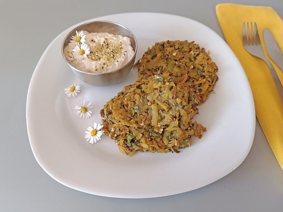 Hanf-Kartoffelpuffer aus dem Backrohr mit Hanfsamen-Dip