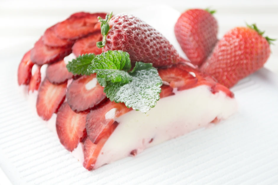Buttermilchterrine mit Beeren