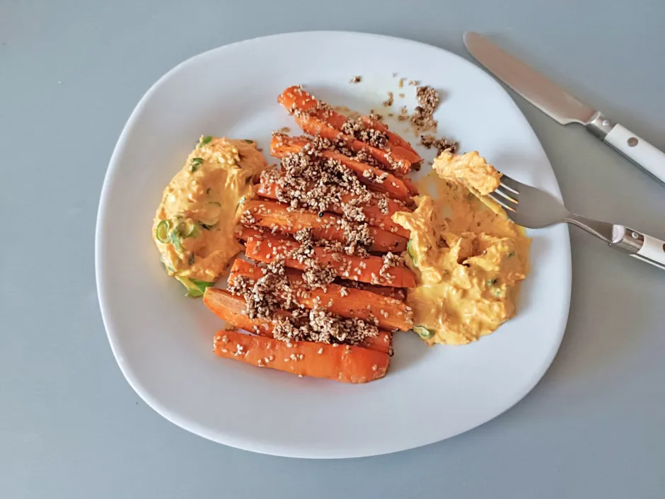 Sesamkarotten mit Karottenmayonnaise
