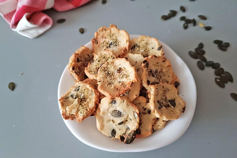 Kürbiskernchips mit Mandelmehl