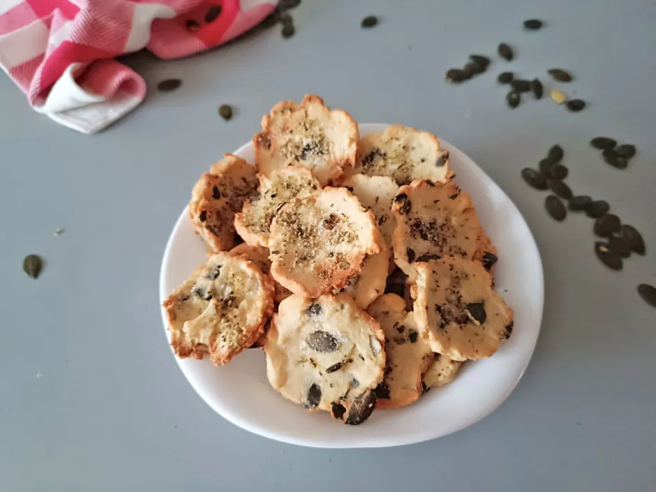 K&uuml;rbiskernchips mit Mandelmehl