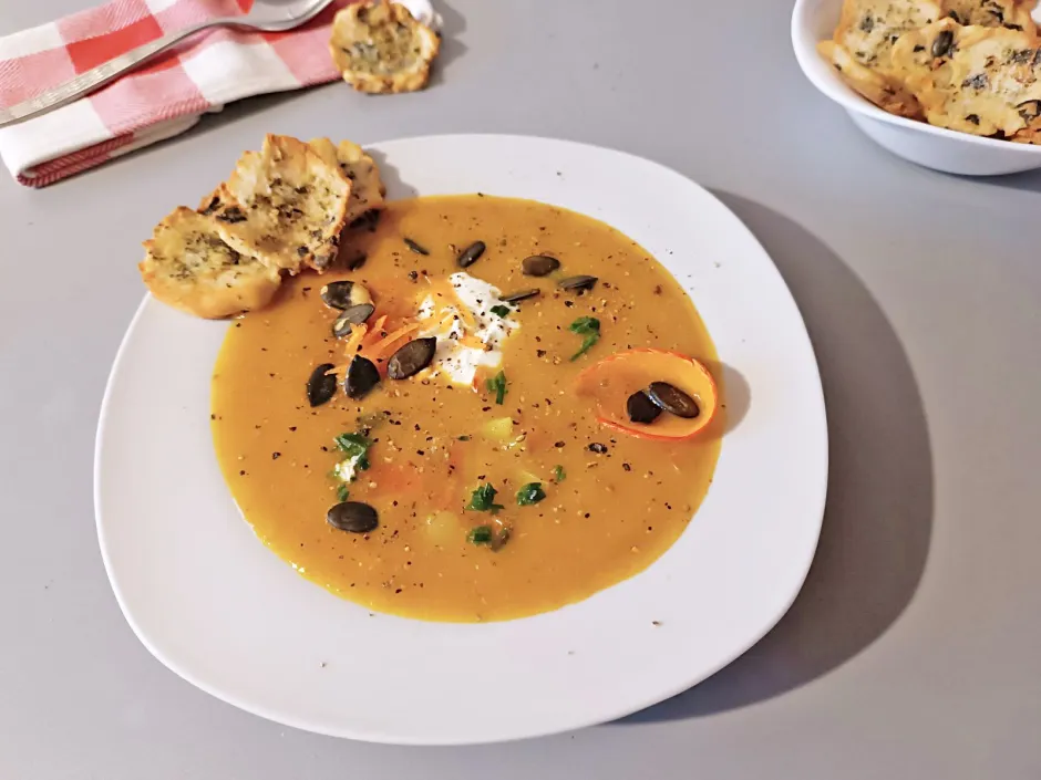 Kürbissuppe mit Kartoffeln und Karotten