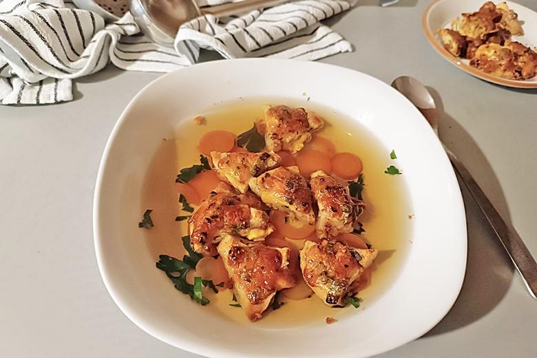 Überbackene Käseecken in klarer Suppe