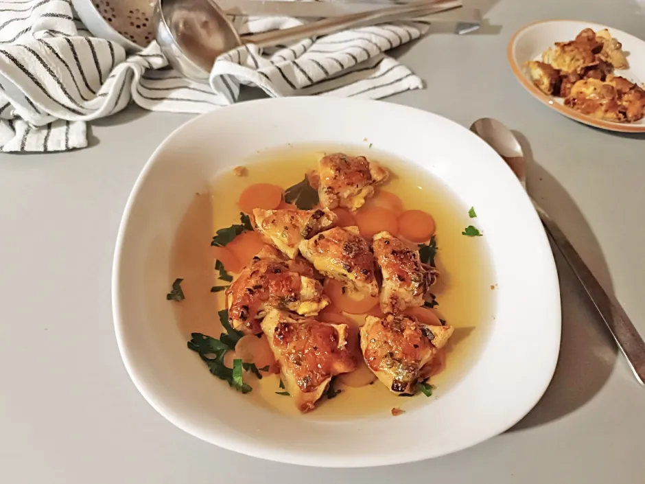 &Uuml;berbackene K&auml;seecken in klarer Suppe