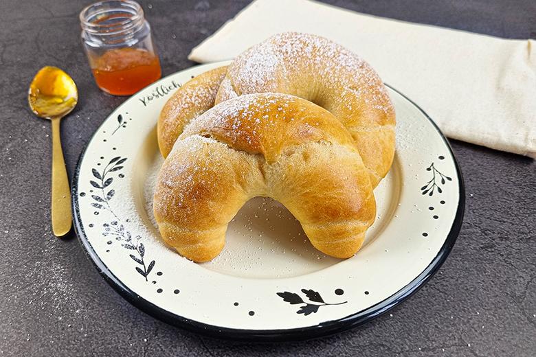 Martinskipferl mit Marmeladenfüllung