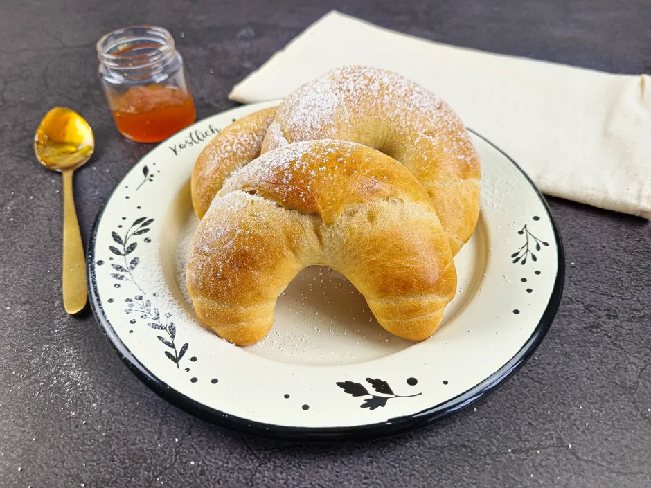 Martinskipferl mit Marmeladenf&uuml;llung