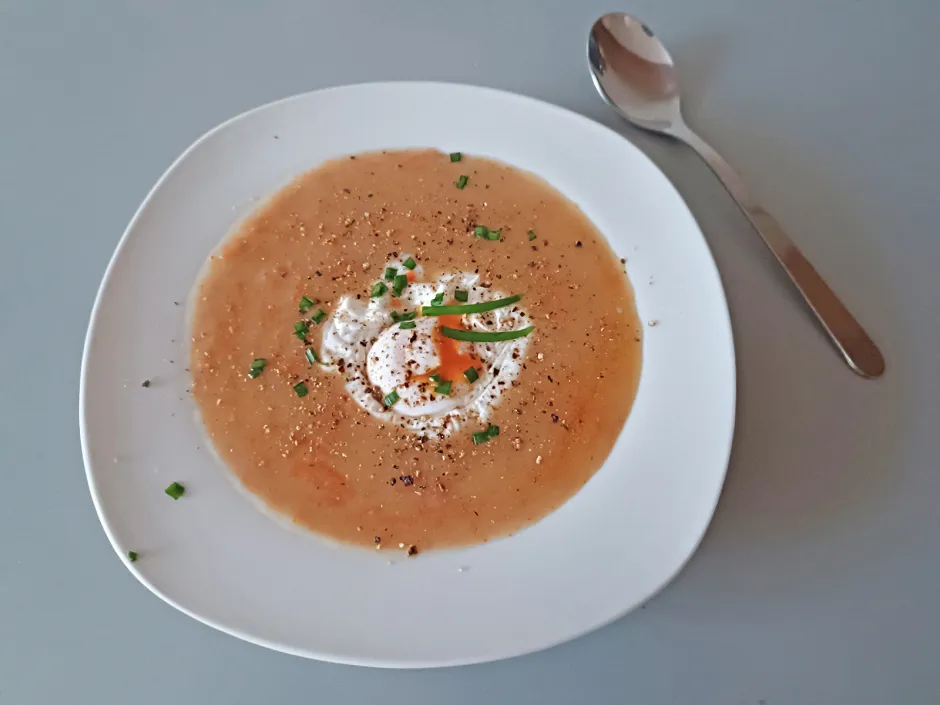 Grie&szlig;suppe mit pochiertem Ei