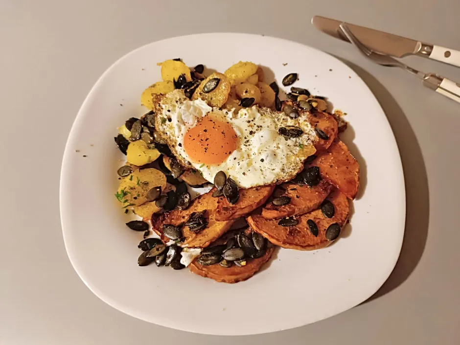 Gebratener K&uuml;rbis mit Kartoffel und Spiegelei