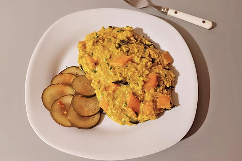 Curry-Hirse mit Kürbis