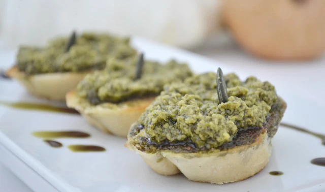 Kernölpesto auf Baguette