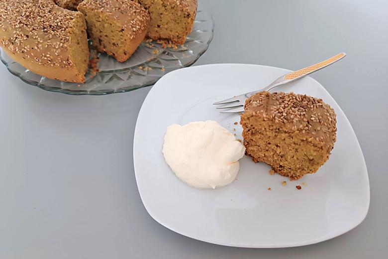 Sesamkuchen mit Kürbiskernöl aus dem Camping-Backofen