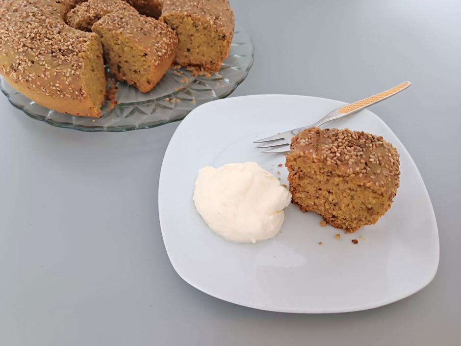 Sesamkuchen mit Kürbiskernöl aus dem Camping-Backofen