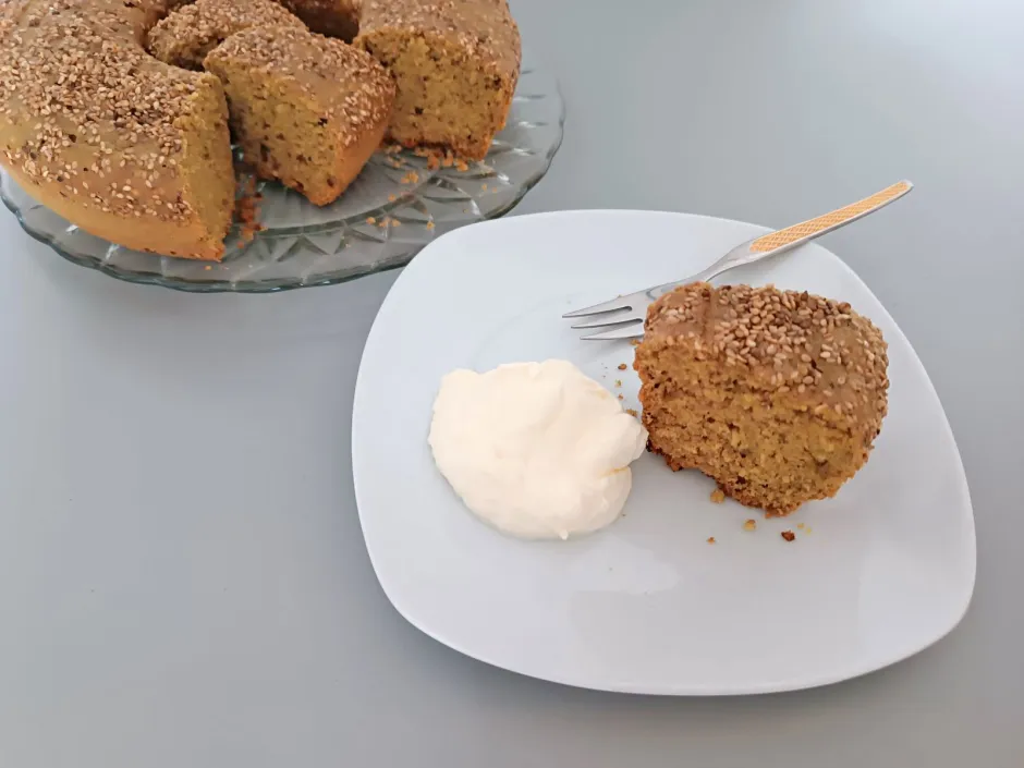Sesamkuchen mit Kürbiskernöl aus dem Camping-Backofen