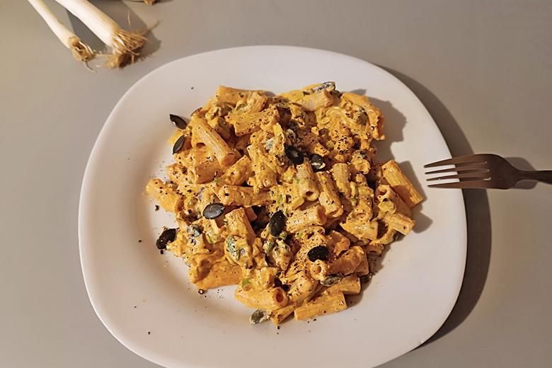 Dinkel-Rigatoni mit Jungzwiebelsoße