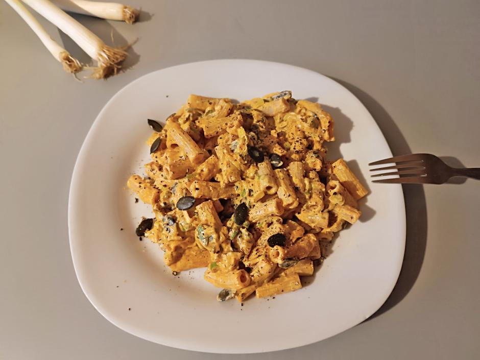 Dinkel-Rigatoni mit Jungzwiebelsoße
