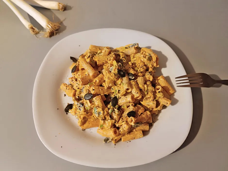 Dinkel-Rigatoni mit Jungzwiebelso&szlig;e