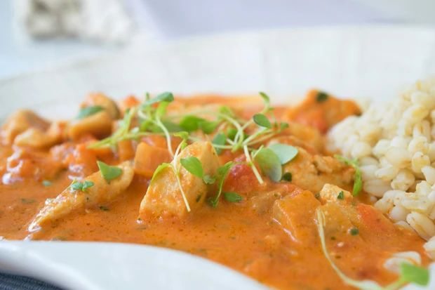 H&uuml;hnercurry mit Paradeiser