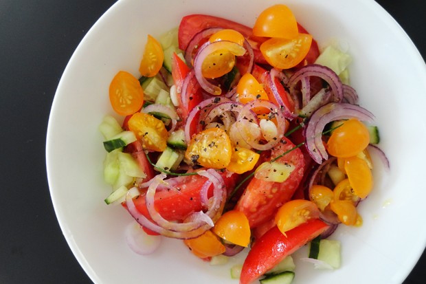Paradeisersalat mit Zwiebeln