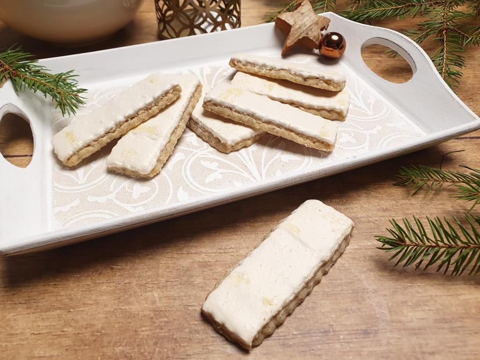 Haselnussstangen mit Baiser