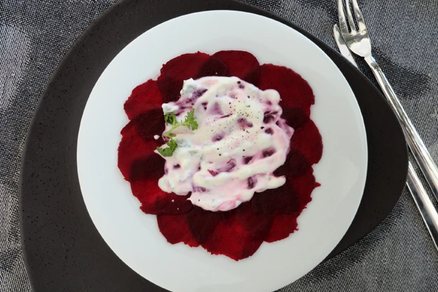 Rote-Rüben-Carpaccio mit Blaukäsesoße
