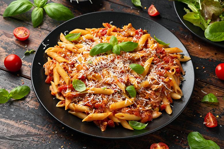 Vegane Jackfrucht-Bolognese mit Penne