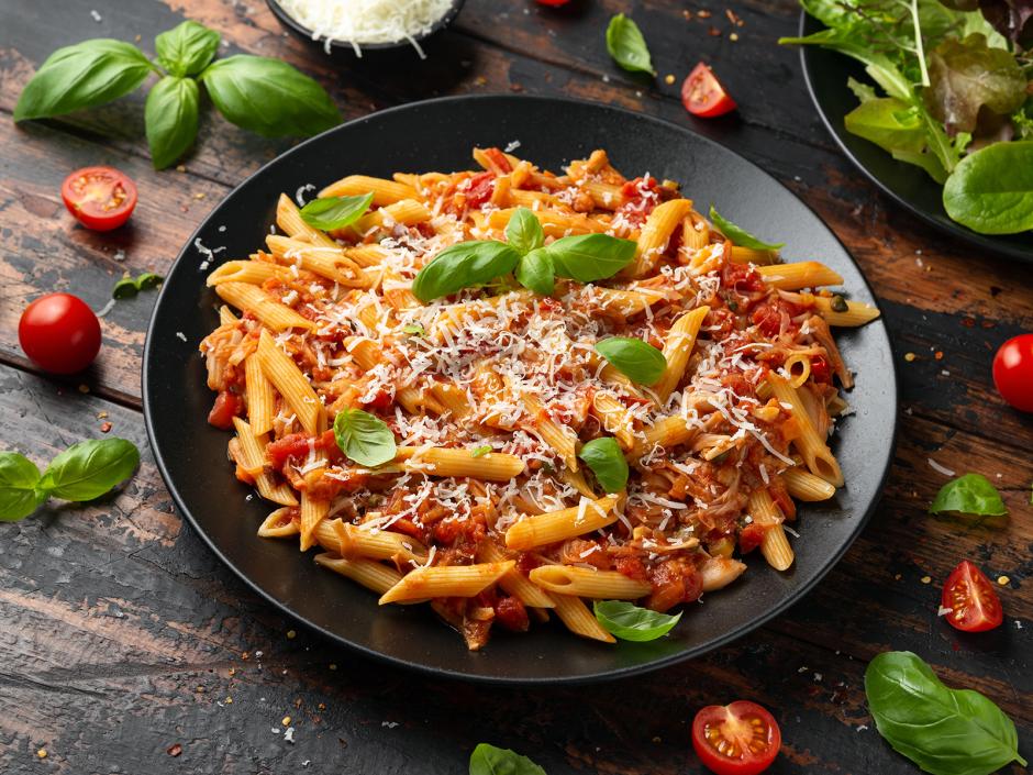 Vegane Jackfrucht-Bolognese mit Penne