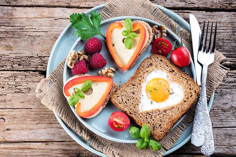 Herzhafter Frühstückstoast mit Spiegelei