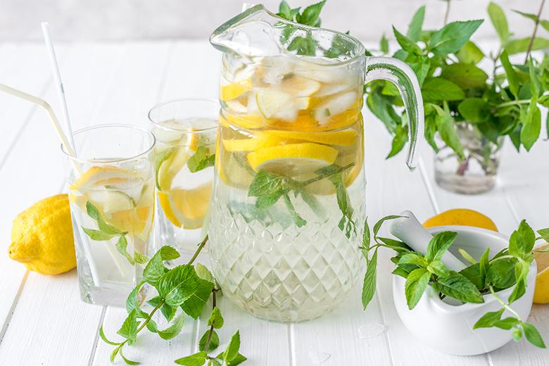 Erfrischendes Zitronenwasser