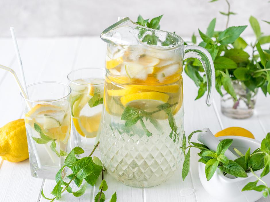 Erfrischendes Zitronenwasser