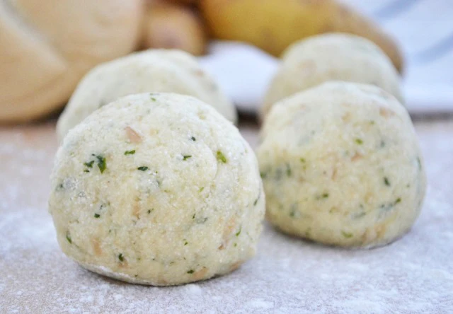Semmelkn&ouml;del aus Erd&auml;pfelteig