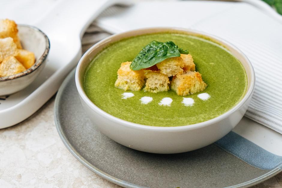 Spinatsuppe mit frischem Spinat