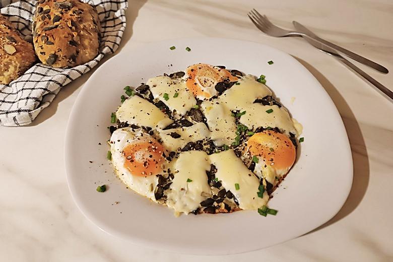 Spiegelei mit Kürbiskernen und Käse