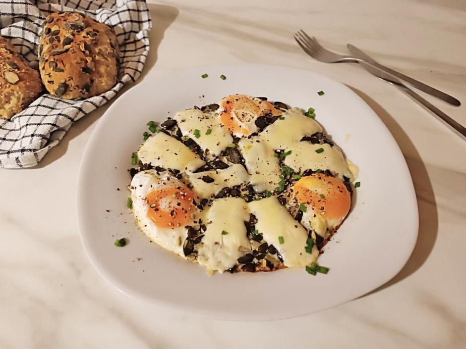 Spiegelei mit Kürbiskernen und Käse