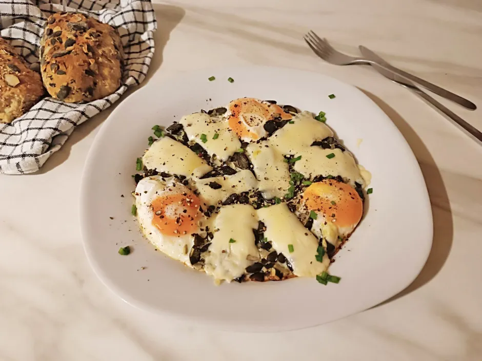 Spiegelei mit K&uuml;rbiskernen und K&auml;se