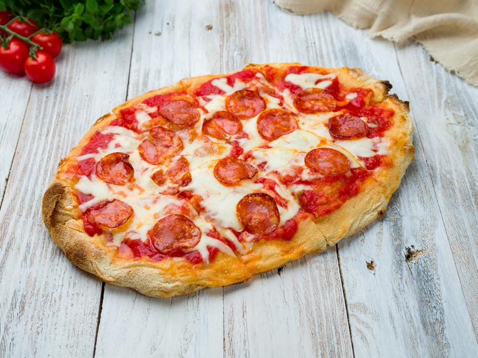 Pinsa mit Salsiccia-Piccante und Mozzarella