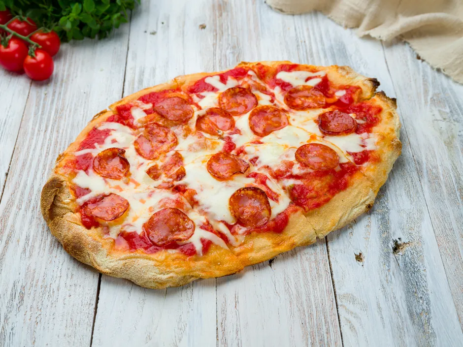 Pinsa mit Salsiccia-Piccante und Mozzarella