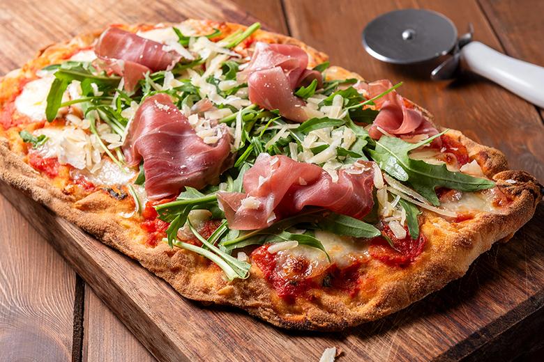 Pinsa mit Prosciutto und Rucola