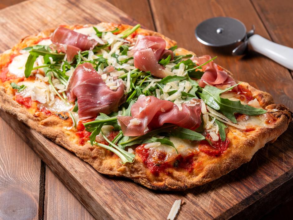 Pinsa mit Prosciutto und Rucola