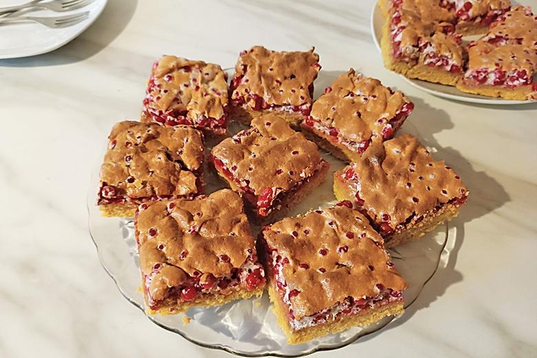 Mürbteig-Blechkuchen mit Ribiselschaum