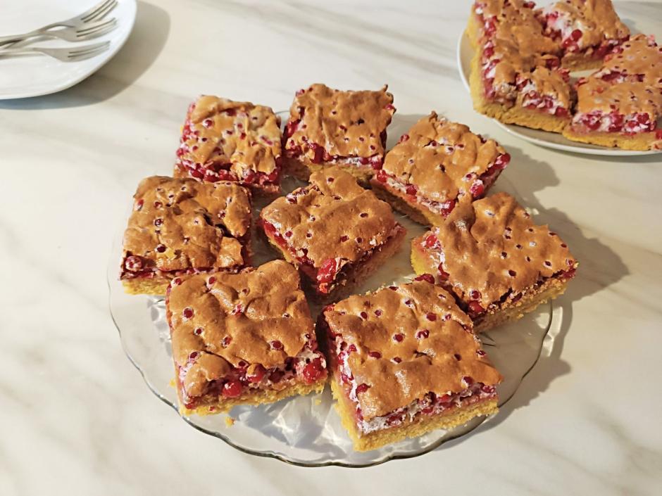 Mürbteig-Blechkuchen mit Ribiselschaum