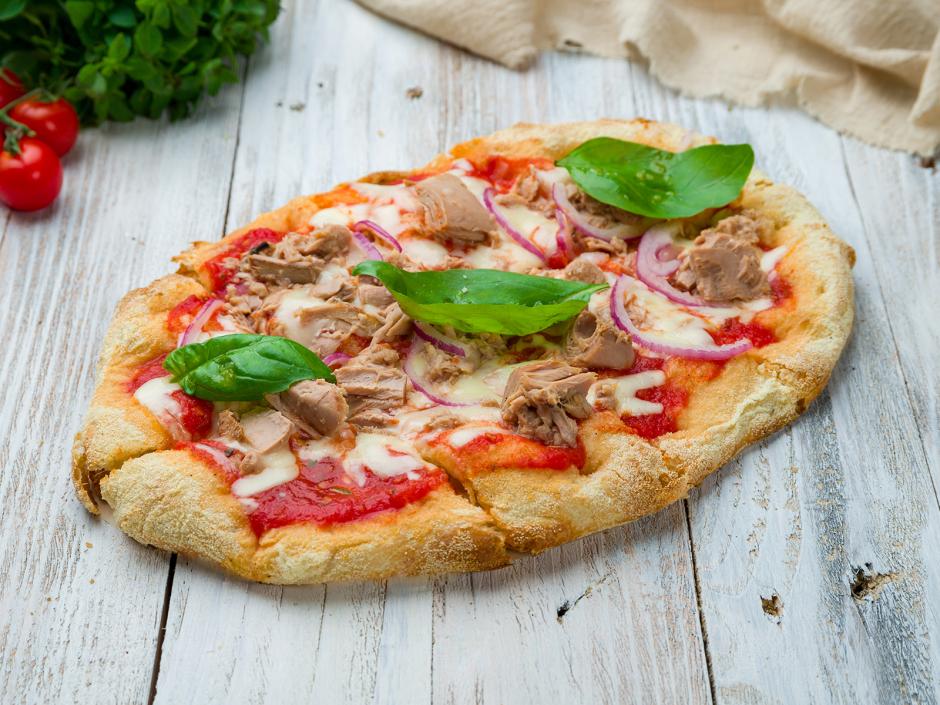 Pinsa mit Thunfisch und roten Zwiebeln