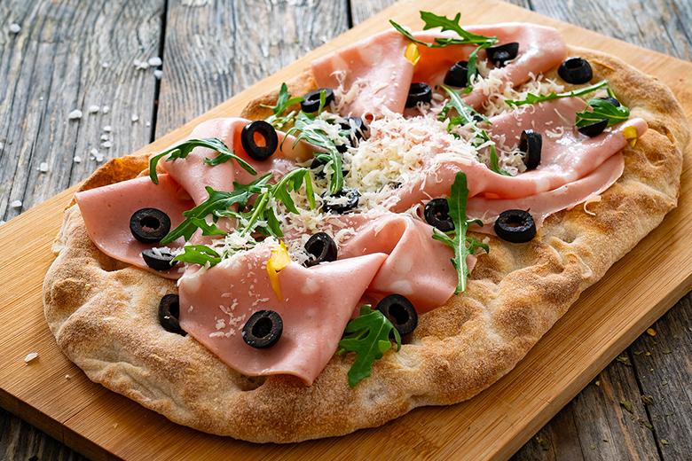 Pinsa mit Mortadella, Oliven und Rucola